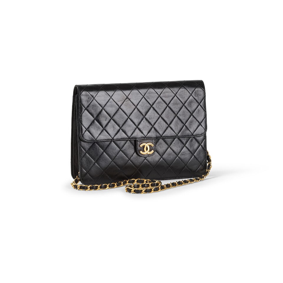 Chanel, circa 1990. Sac Pochette Classiques en cuir agneau matelassé noir. Chanel, vers 199...: Chanel, circa 1990. Sac Pochette Classiques en cuir agneau matelassé noir. Chanel, vers 1990. Sac Pochette Classiques en cuir agneau matelassé noir. Anse chaine bandoulière entrelac