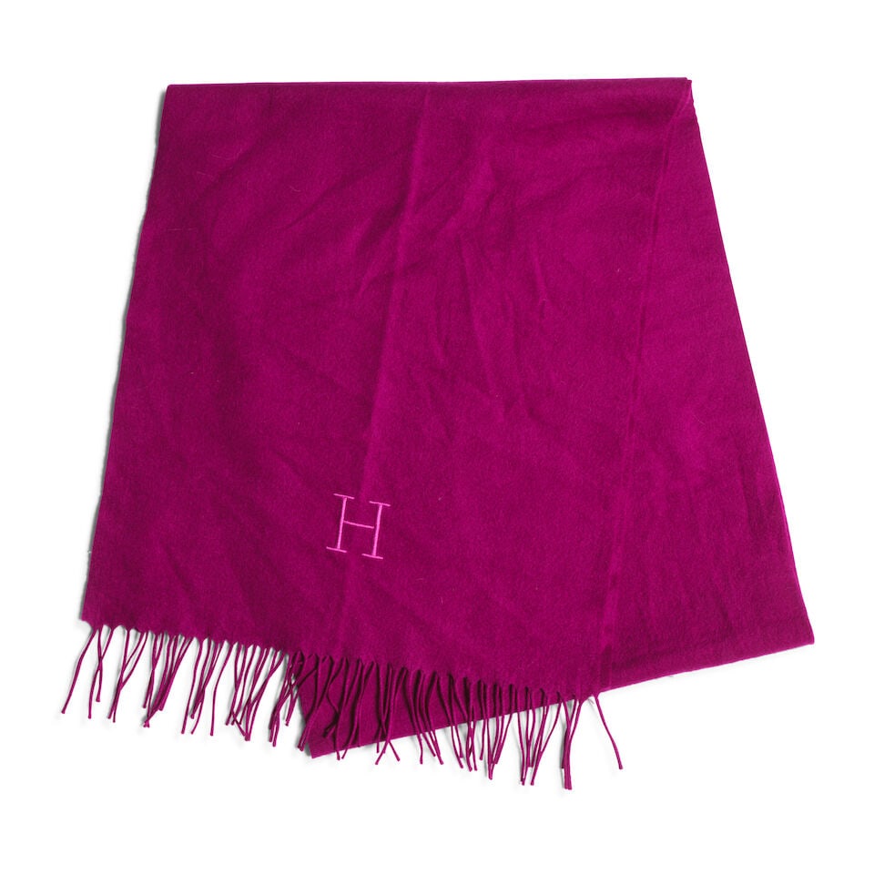 Hermès Paris. Echarpe en cachemire et soie parme à bords frangés. Hermès Par...: Hermès Paris. Echarpe en cachemire et soie parme à bords frangés. Hermès Paris. Cashmere and silk scarf in lilac with fringed edges. 35 x 180 cm. Footnotes: Bon état. Good