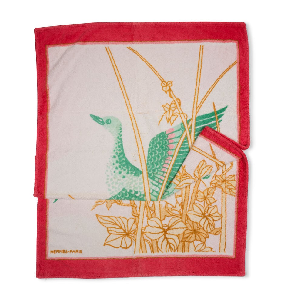 Hermès Paris. Drap de plage en coton éponge à motif d'Echassier. Hermès Pari...: Hermès Paris. Drap de plage en coton éponge à motif d'Echassier. Hermès Paris. Beach towel in cotton terry with wading bird motif. 95 x 150 cm. Footnotes: Taches brunes sur le deva