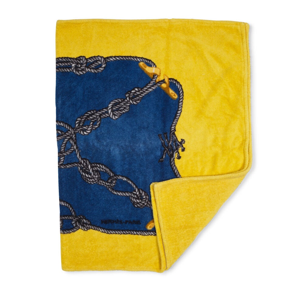 Hermès Paris. Drap de plage en éponge Noeud Marins fond bleu, jaune. Hermès Paris...: Hermès Paris. Drap de plage en éponge Noeud Marins fond bleu, jaune. Hermès Paris. Terrycloth beach towel with Nautical Knots on a blue and yellow background. 150 x 90