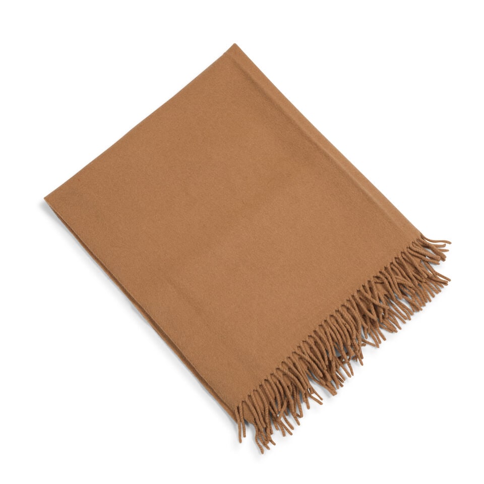 Hermès Paris. Grande écharpe frangée en cachemire beige. Hermès Paris. Large...: Hermès Paris. Grande écharpe frangée en cachemire beige. Hermès Paris. Large fringed beige cashmere scarf. 172 x 70 cm. Footnotes: Cachemire légèrement patiné,