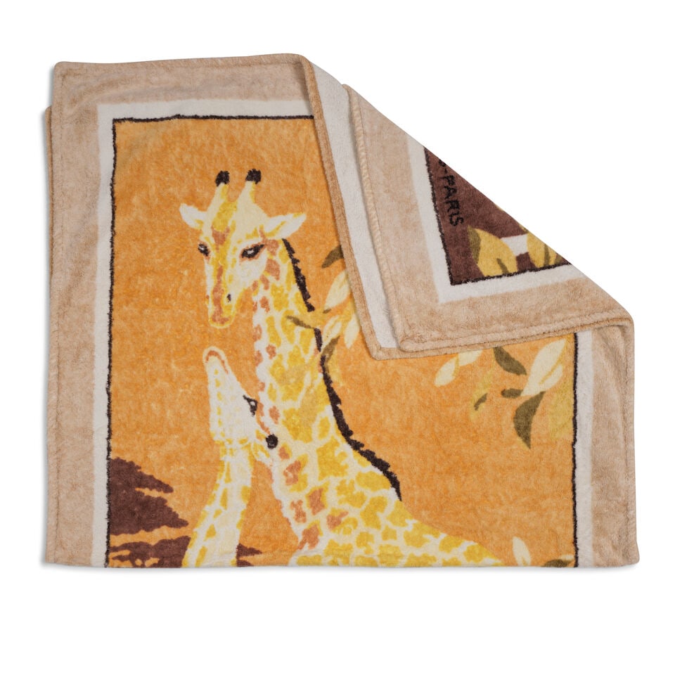 Hermès Paris. Drap de plage en éponge imprimé de Girafes. Hermès Paris. Terr...: Hermès Paris. Drap de plage en éponge imprimé de Girafes. Hermès Paris. Terry beach towel with a giraffe print. 95 x 150 cm. Footnotes: Traces d'usure aux coins. Tache orange sur