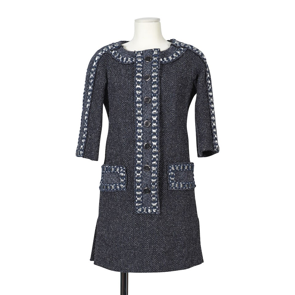 Chanel, collection Prêt-à-Porter, Automne-Hiver 2016. Robe droite en tweed gris et ble...: Chanel, collection Prêt-à-Porter, Automne-Hiver 2016. Robe droite en tweed gris et bleu, ganse ruban de satin gris. Chanel, Ready-to-Wear collection, Autumn-Winter 2016. Straight dress in gr