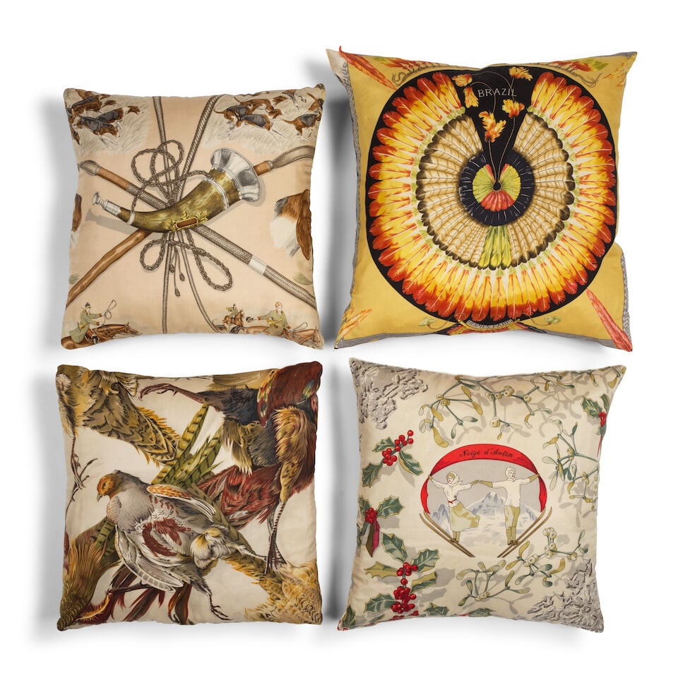 Quatre coussins réalisés dans des carrés de la maison Hermès. Four cushions ...: Quatre coussins réalisés dans des carrés de la maison Hermès. Four cushions made from Hermès fabric squares. 43 x 43 cm. Footnotes: Usures et tâches, une tache plus