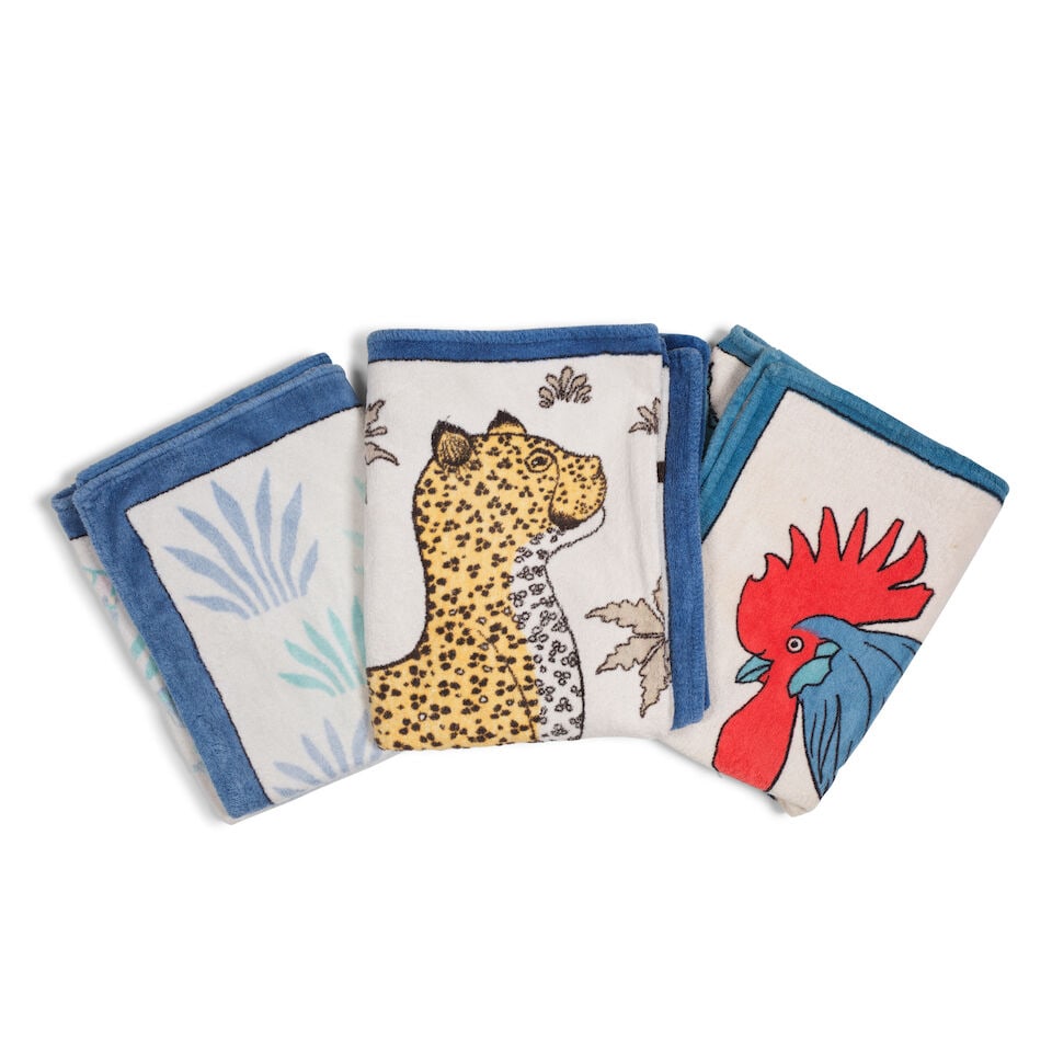 Hermès Paris. Trois draps de plage en coton éponge imprimé. Hermès Paris. Th...: Hermès Paris. Trois draps de plage en coton éponge imprimé. Hermès Paris. Three printed cotton terry beach towels. Coq/Rosster print: 95 x 150, 2x 95 x 140 cm. Footnotes: Usures et