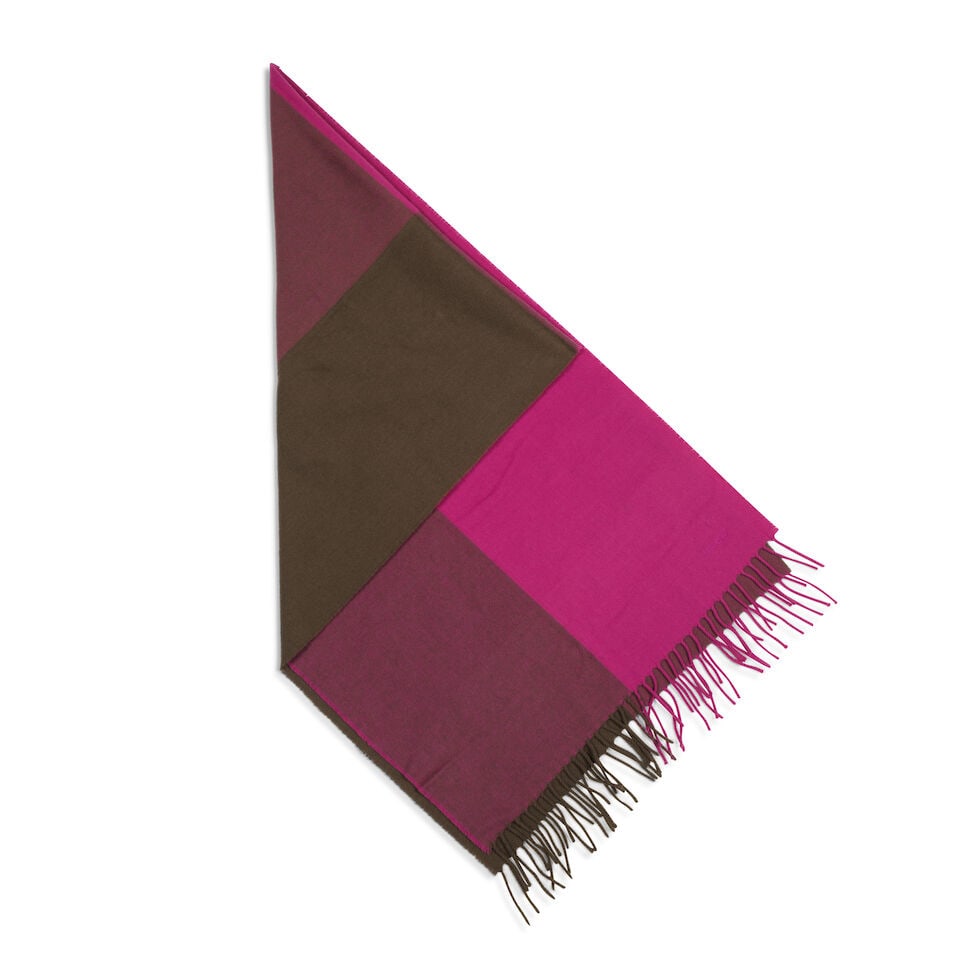 Hermès Paris. Echarpe en cachemire fuchsia, kaki à motif géométrique. Herm&#...: Hermès Paris. Echarpe en cachemire fuchsia, kaki à motif géométrique. Hermès Paris. Fuchsia and khaki cashmere scarf with a geometric pattern. Bords frangés. fringed