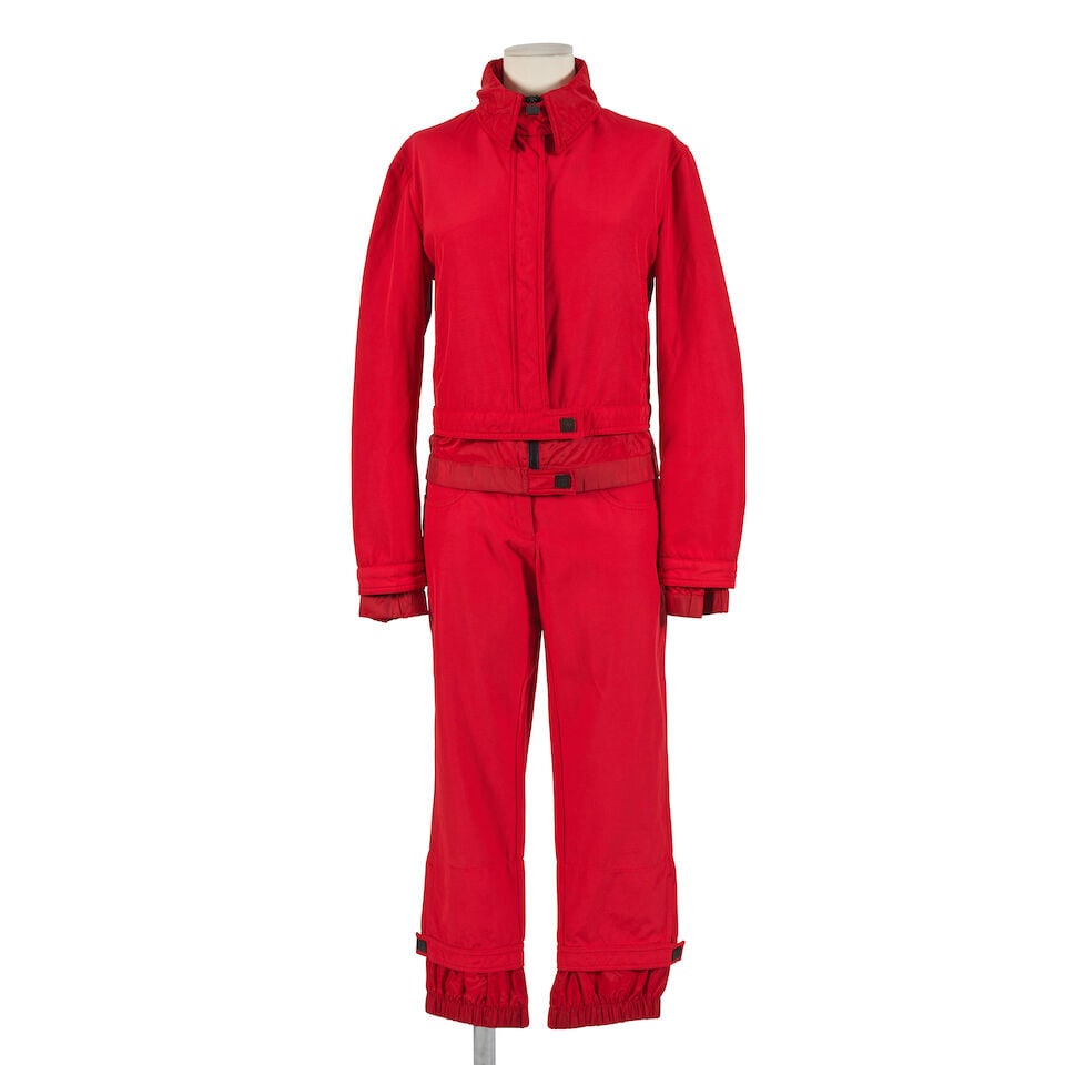 Chanel, collection Identification Automne/Hiver 2003. Tenue d'après ski en polyamide rouge....: Chanel, collection Identification Automne/Hiver 2003. Tenue d'après ski en polyamide rouge. Chanel, Identification Autumn/Winter 2003 collection. Red polyamide après-ski outfit. Directeur