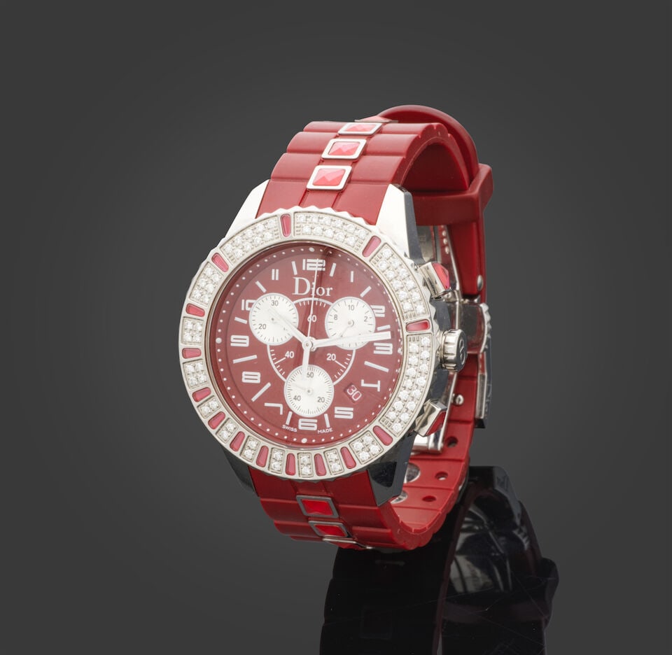 Christian Dior. Montre Cristal chronographe en acier à strass brillants et caoutchouc rouge...: Christian Dior. Montre Cristal chronographe en acier à strass brillants et caoutchouc rouge. Christian Dior. Crystal chronograph watch in steel with strass and red resin. Boucle déployante. 