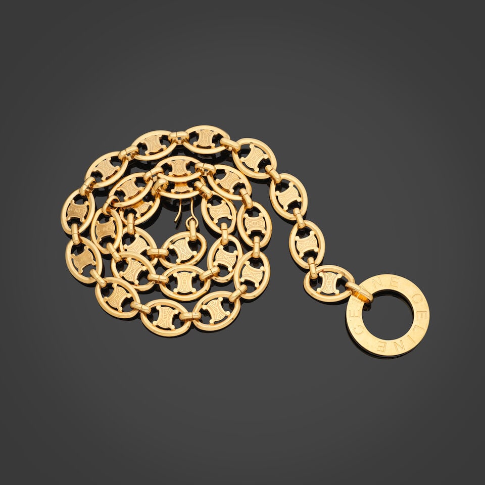 Celine. Ceinture Triomphe Maxi en métal doré. Celine. Triomphe Maxi belt in gold-tone ...: Celine. Ceinture Triomphe Maxi en métal doré. Celine. Triomphe Maxi belt in gold-tone metal. Max 106 cm. Footnotes: Légère patine d'usage. Light patina of use. For further