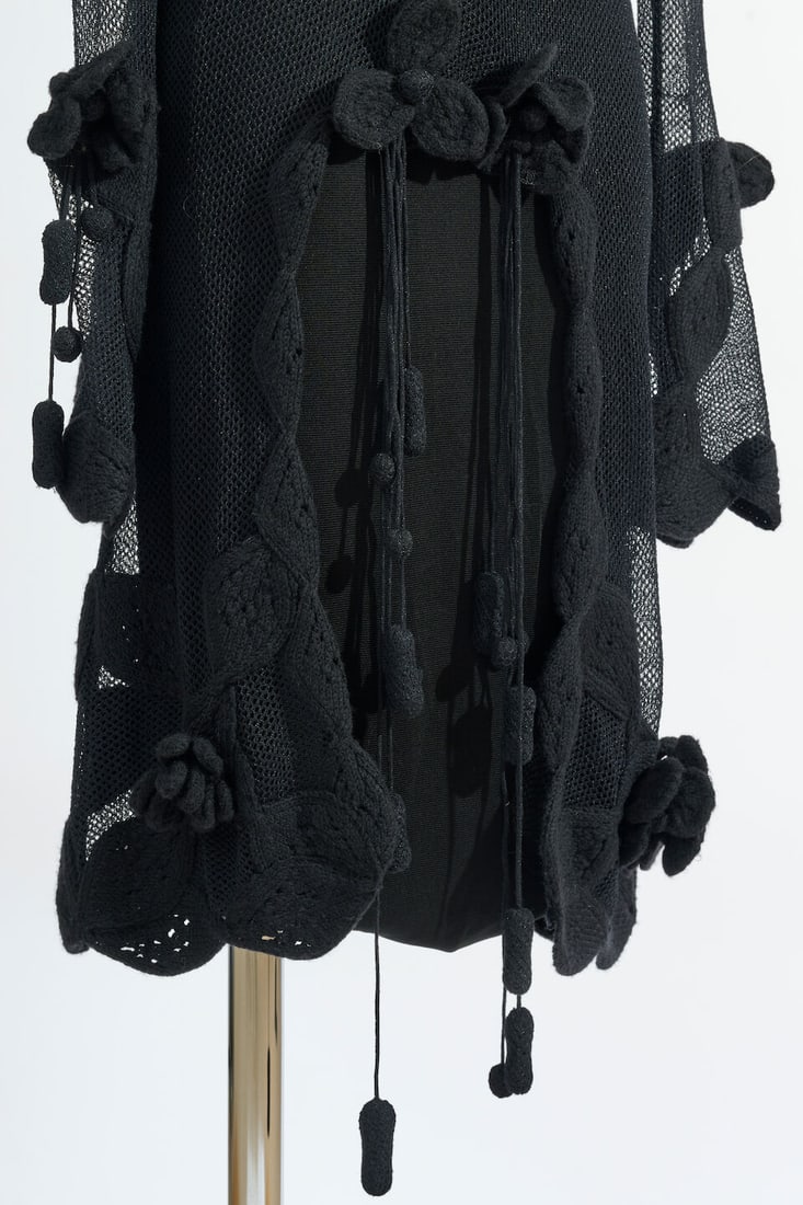 Chanel, collection Prêt-à-Porter, Automne/Hiver 2007. Robe noire en maille cousu de fl... - 2