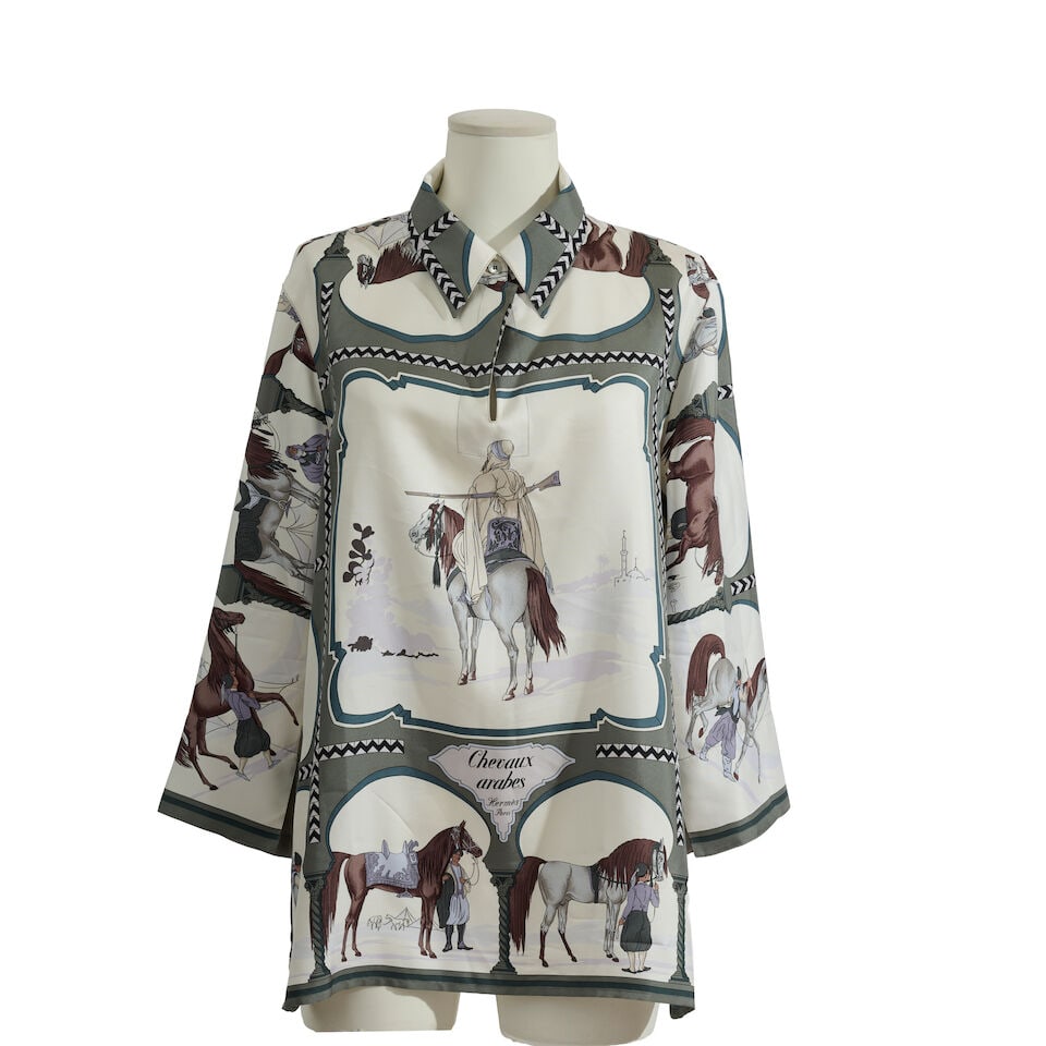 Hermès. Blouse en soie imprimée à motif Chevaux Arabes dans les tons gris. Herm&#...: Hermès. Blouse en soie imprimée à motif Chevaux Arabes dans les tons gris. Hermès. Printed silk blouse Chevaux Arabes motif in shades of grey. Dessin d'Hugo Grygkar. Taille