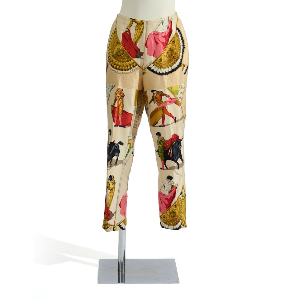Hermes. Pantalon en soie imprimée Plaza de Toros dans les tons beiges. Hermes. Plaza de Tor...: Hermes. Pantalon en soie imprimée Plaza de Toros dans les tons beiges. Hermes. Plaza de Toros printed silk trousers in beige tones. Dessine: Hubert de Watrigant. Taille indiquée/Size