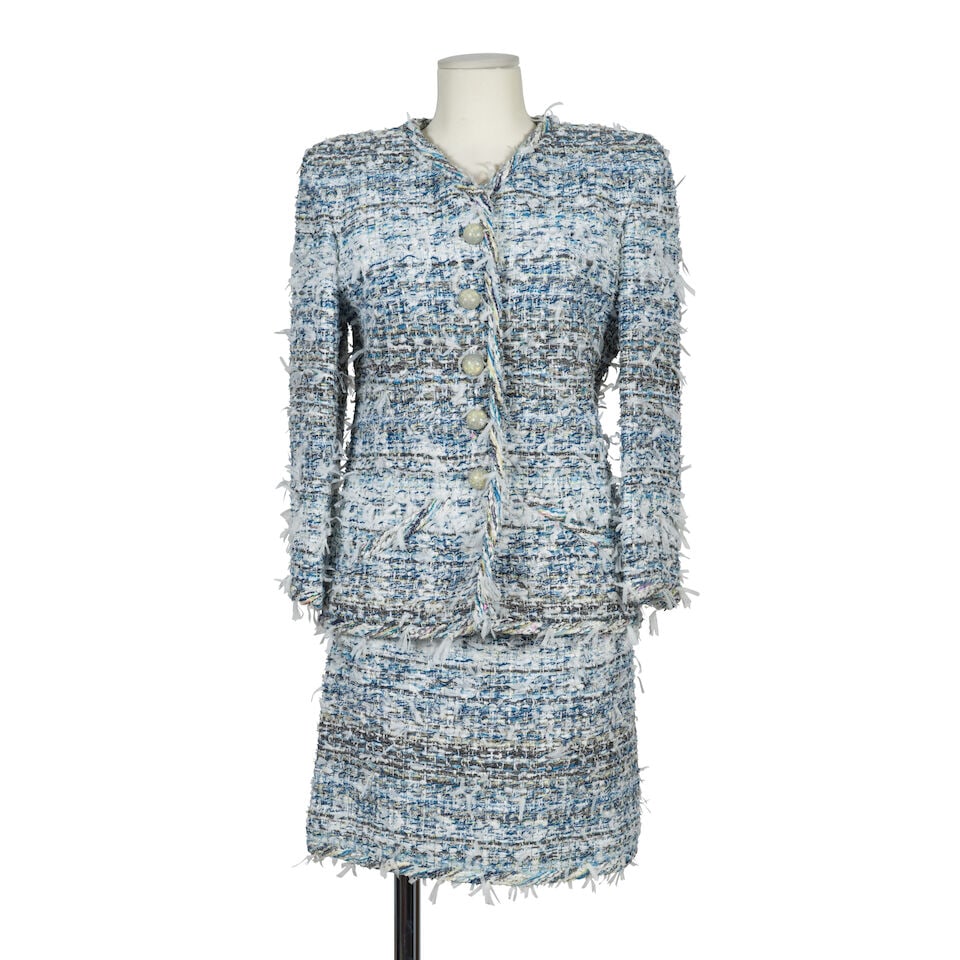 Chanel, collection Prêt-à-Porter, Printemps-Eté 2018. Tailleur en tweed fantaisie...: Chanel, collection Prêt-à-Porter, Printemps-Eté 2018. Tailleur en tweed fantaisie bleu, blanc et gris, boutons siglés en plexiglass. Chanel, Ready-to-Wear collection,