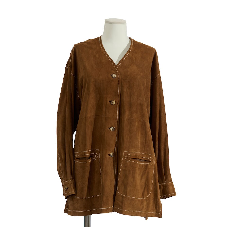 Hermès Paris. Veste longue en daim camel. Hermès Paris. Long camel suede jacket.: Hermès Paris. Veste longue en daim camel. Hermès Paris. Long camel suede jacket. Dos à motif perforé. Perforated pattern on the back. Taille approximative/Approximative size: 40.