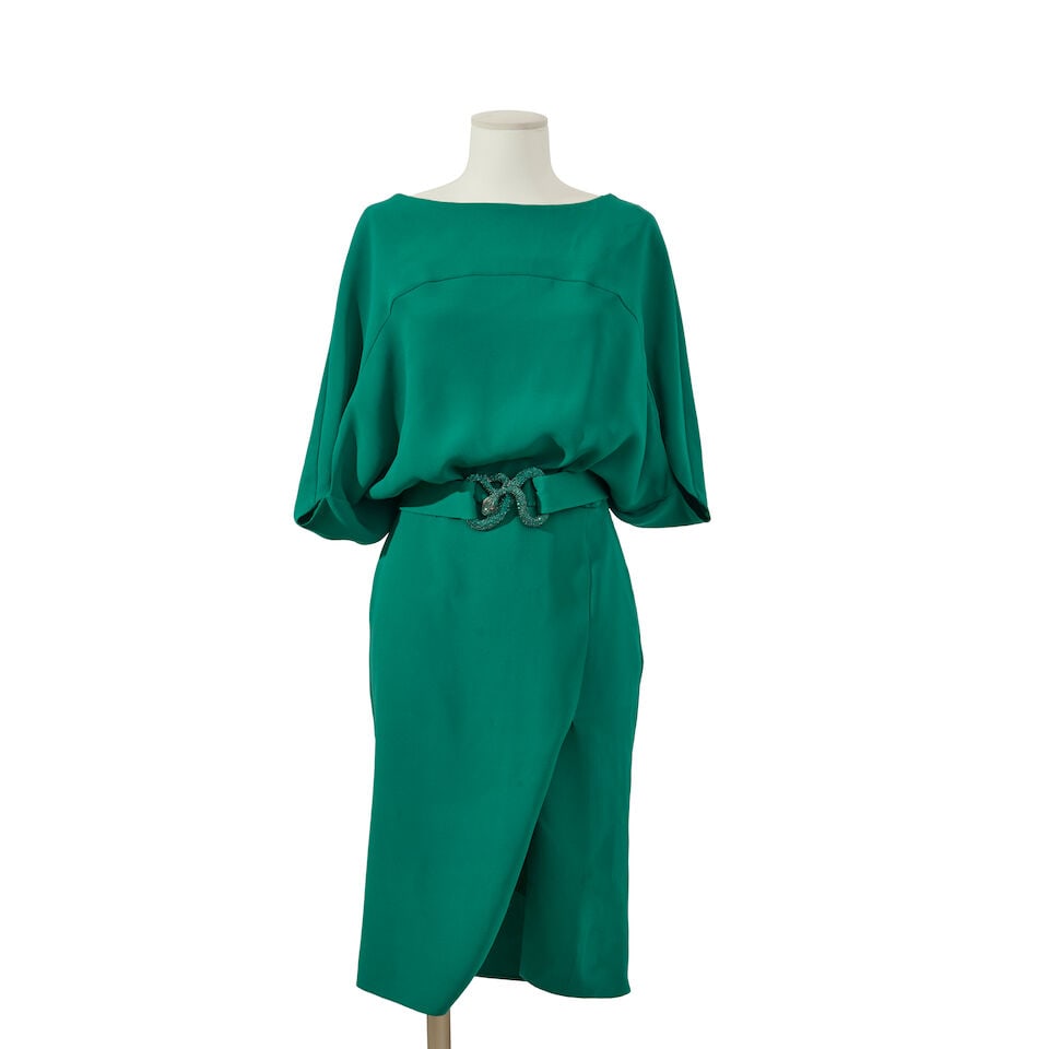 Valentino. Robe de cocktail en soie verte à ceinture serpents strassé. Valentino. Gree...: Valentino. Robe de cocktail en soie verte à ceinture serpents strassé. Valentino. Green silk cocktail dress with rhinestone snake belt. Directeur artistique: Valentino Garavani. Taille appro