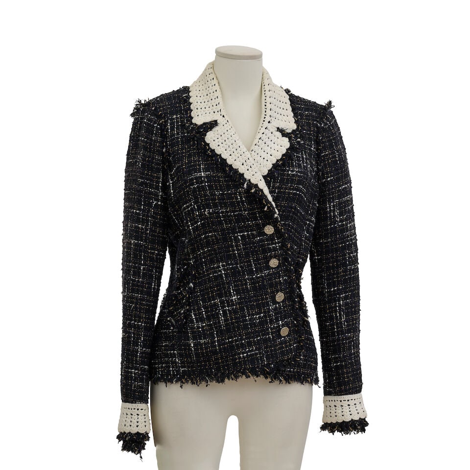 Chanel, collection Prêt-à-Porter, Printemps/Eté 2004. Veste en tweed noir et blan... (1 of 3)