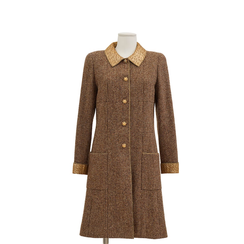 Chanel, collection Prêt-à-Porter, Automne-Hiver 1996. Manteau en tweed beige à re...: Chanel, collection Prêt-à-Porter, Automne-Hiver 1996. Manteau en tweed beige à revers en satin cloqué or, boutonnage bijoux par Gripoix. Chanel, Ready-to-Wear collection,
