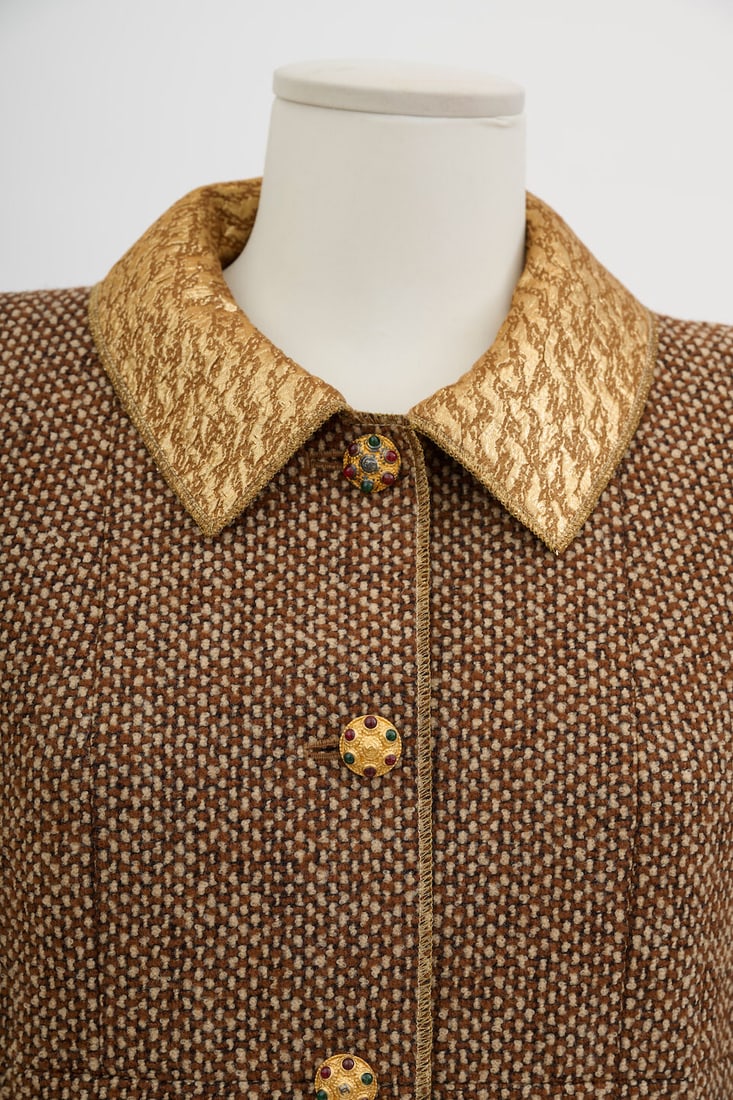 Chanel, collection Prêt-à-Porter, Automne-Hiver 1996. Manteau en tweed beige à re... - 2