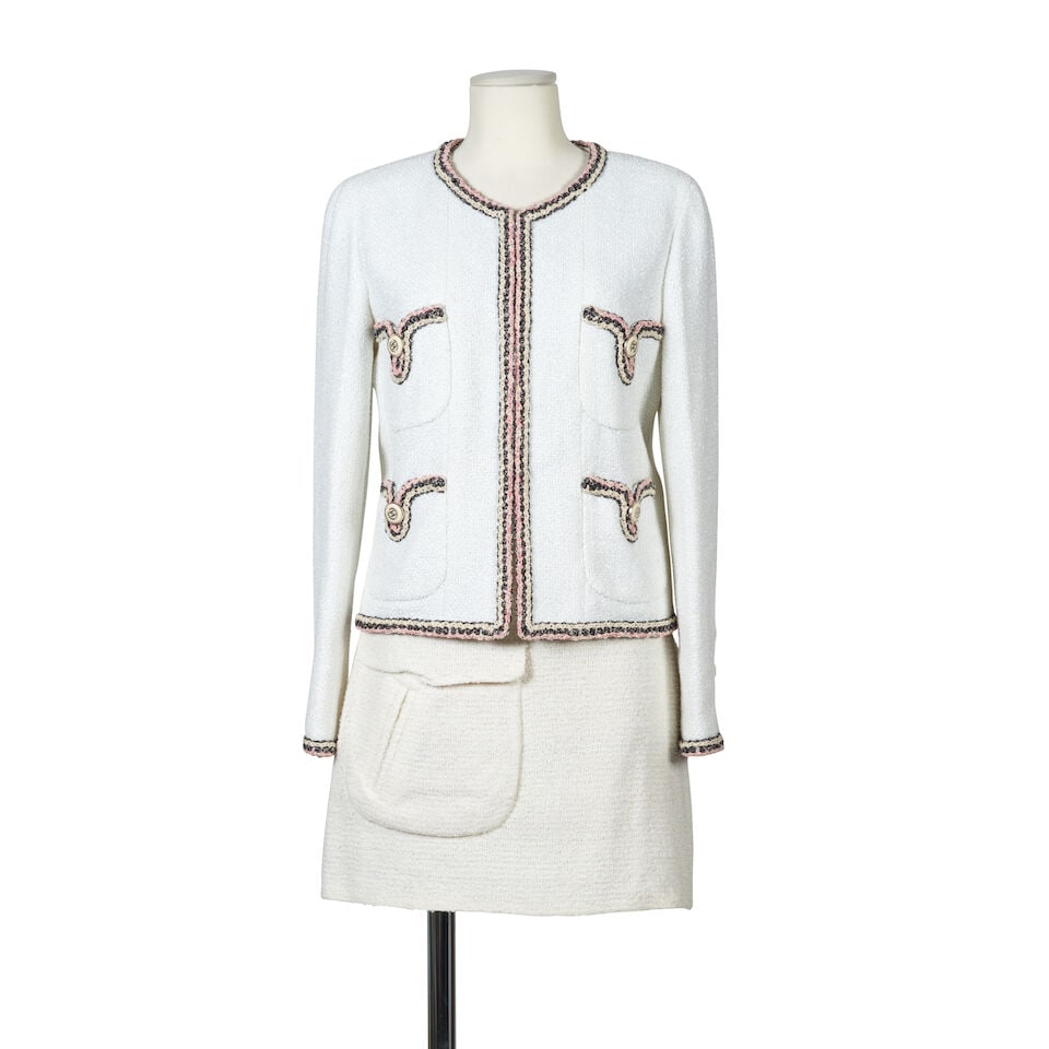 Chanel, collection Prêt-à-Porter, croisière 2020. Tailleur en tweed fantaisie bla...: Chanel, collection Prêt-à-Porter, croisière 2020. Tailleur en tweed fantaisie blanc, ganse ,noir, argent beige et rose, boutons siglés. Chanel, Ready-to-Wear collection, Cruise