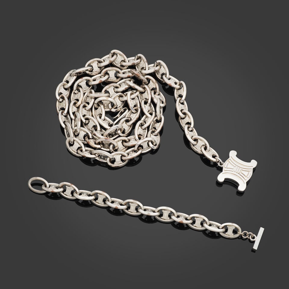 Celine. Ceinture et bracelet Triomphe en métal noirci. Celine. Triomphe belt and bracelet i...: Celine. Ceinture et bracelet Triomphe en métal noirci. Celine. Triomphe belt and bracelet in blackened metal. Ceinture/Belt: Max 99 cm. Braceelt/Bracelet: 20 cm. Footnotes: Usures et patine