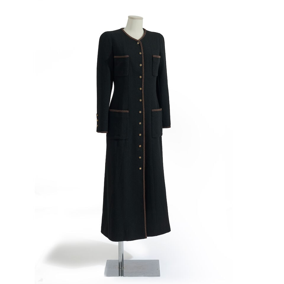 Chanel, collection Prêt-à-Porter, Automne/Hiver 1996. Robe en lainage noir à gans...: Chanel, collection Prêt-à-Porter, Automne/Hiver 1996. Robe en lainage noir à ganse chocolat. Chanel, Ready-to-Wear collection, Autumn/Winter 1996. Black wool dress with chocolate