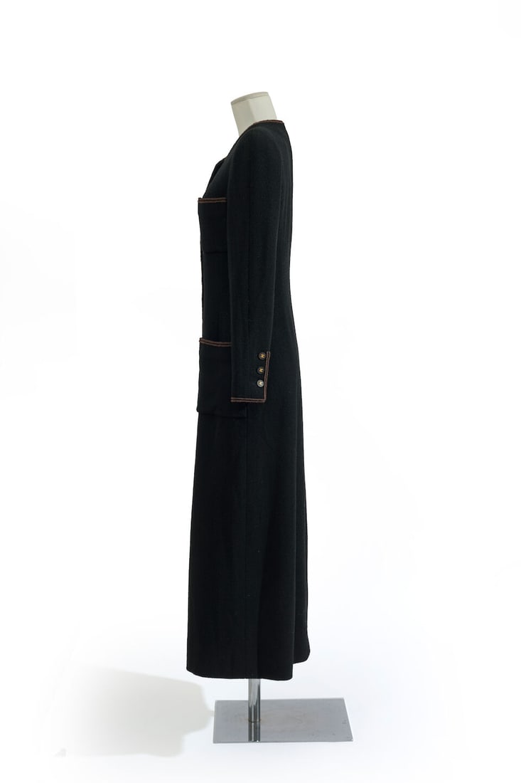 Chanel, collection Prêt-à-Porter, Automne/Hiver 1996. Robe en lainage noir à gans... - 2