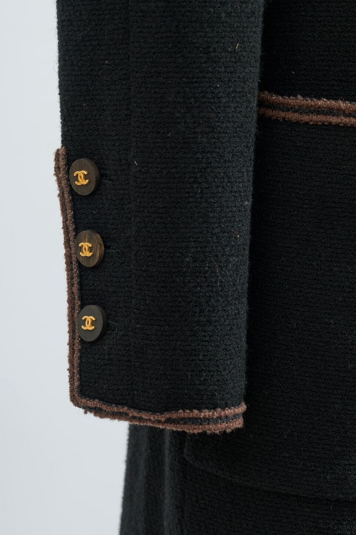 Chanel, collection Prêt-à-Porter, Automne/Hiver 1996. Robe en lainage noir à gans... - 3