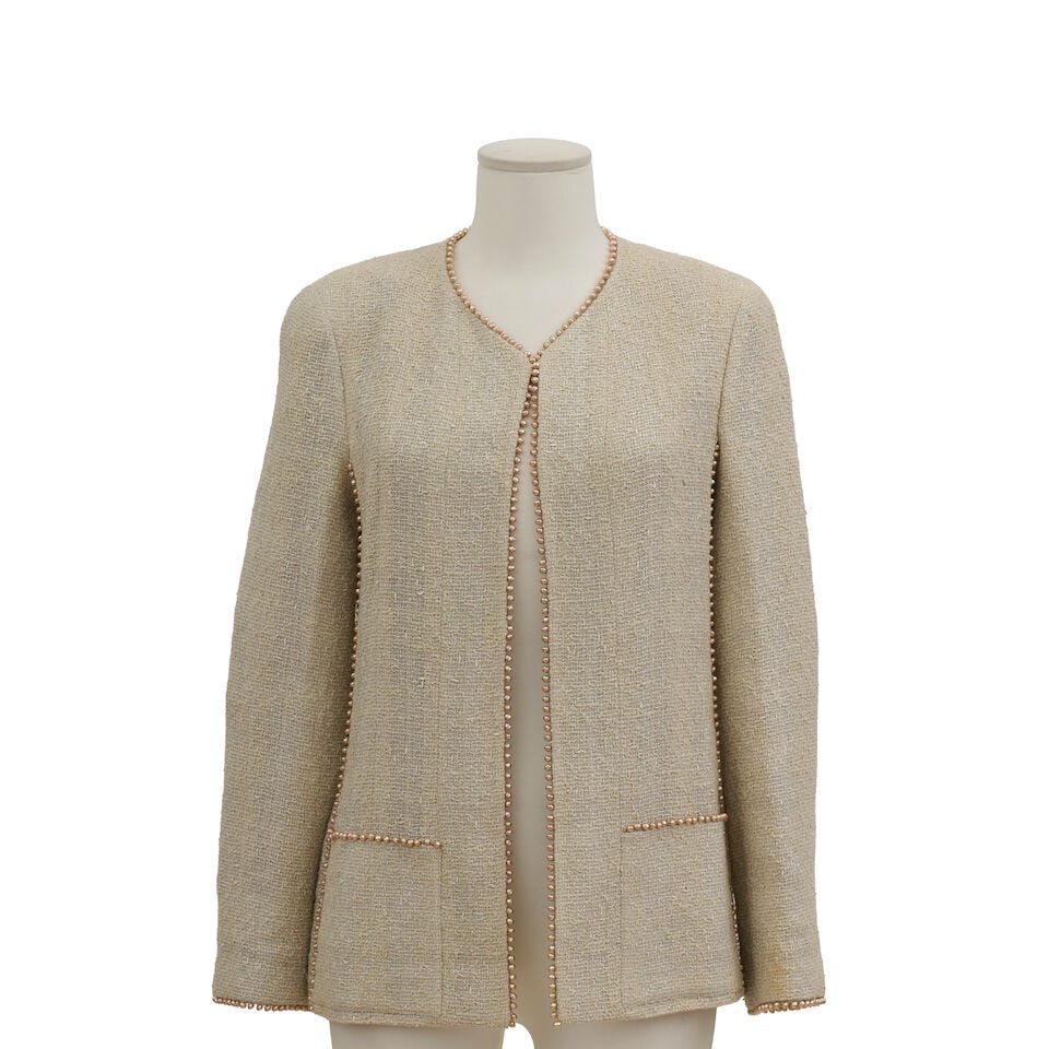 Chanel, collection Prêt-à-Porter, Printemps/Eté 1999. Veste en tweed écru br...: Chanel, collection Prêt-à-Porter, Printemps/Eté 1999. Veste en tweed écru brodé de perles d'imitation. Chanel, Ready-to-Wear collection, Spring/Summer 1999. Ecru tweed jacket