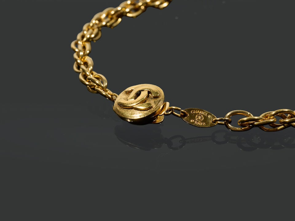 Chanel, année 1982. Sautoir chaine en métal doré. Chanel, year 1982. Gold-tone me...: Chanel, année 1982. Sautoir chaine en métal doré. Chanel, year 1982. Gold-tone metal chain necklace. 92 cm. Footnotes: Patine. Patina. For further information on this lot please visit