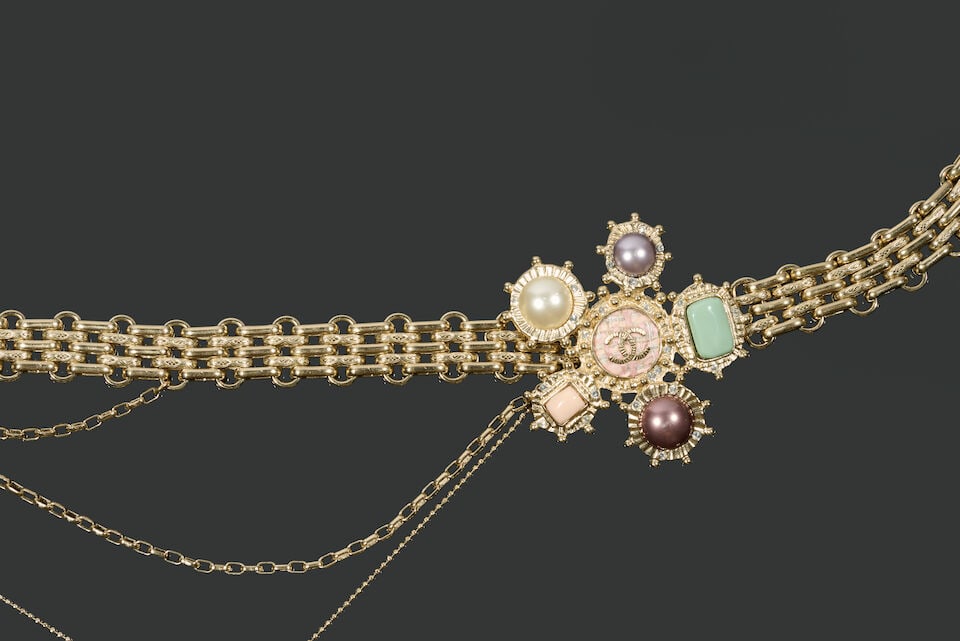 Chanel, collection Automne/Hiver 1996. Sautoir en métal doré entrecoupé de motifs... - 2