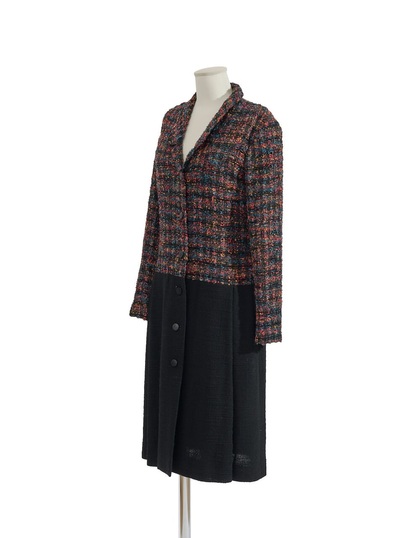 Chanel, collection Prêt-à-Porter, Automne/Hiver 1998. Manteau en tweed multicolore et ...: Chanel, collection Prêt-à-Porter, Automne/Hiver 1998. Manteau en tweed multicolore et lainage noir. Chanel, Ready-to-Wear collection, Autumn/Winter 1998. Coat in multicoloured tweed and