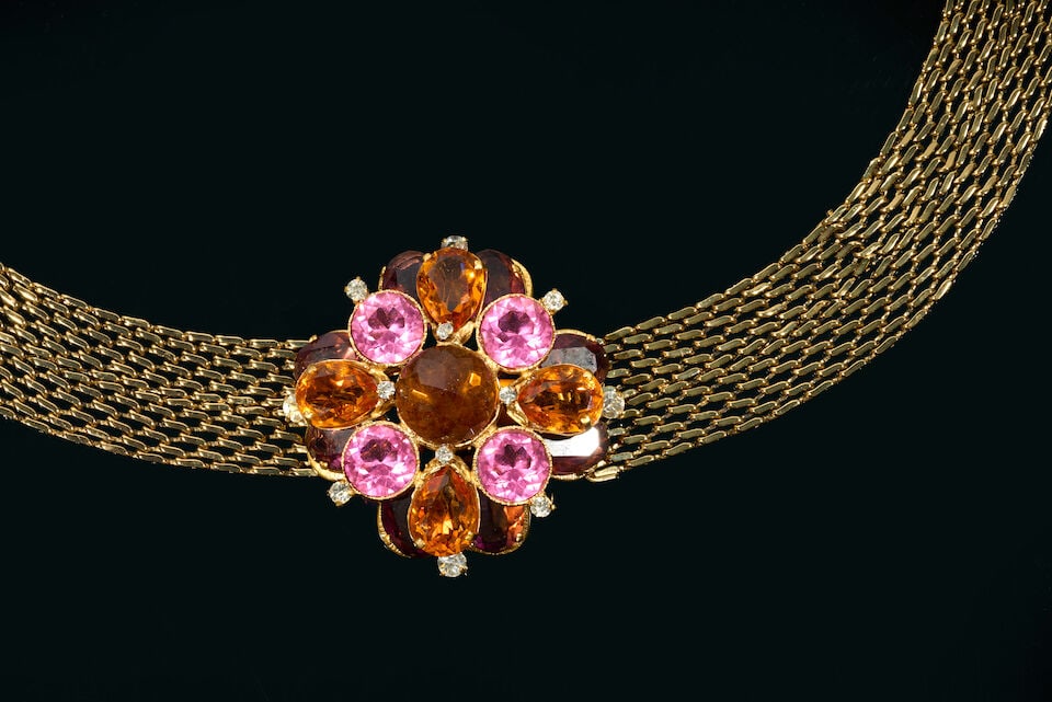 Chanel, collection automne/Hiver 2007. Ceinture façon joaillerie en métal doré et...: Chanel, collection automne/Hiver 2007. Ceinture façon joaillerie en métal doré et boucle d'importants strass. Chanel, Autumn/Winter 2007 collection. Jewelry-style belt in gold-tone meta