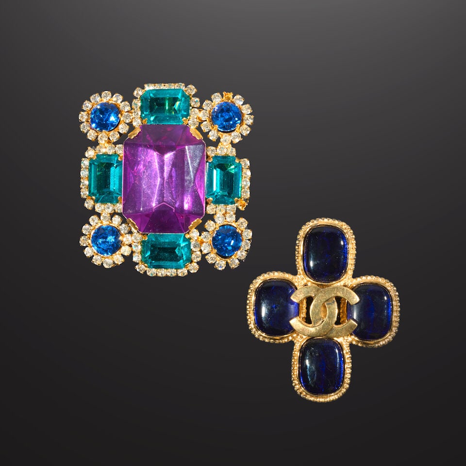 Chanel, années 1990 et Automne/Hiver 1996. Deux broches diverses. Chanel, 1990s and Autumn/...: Chanel, années 1990 et Automne/Hiver 1996. Deux broches diverses. Chanel, 1990s and Autumn/Winter 1996. Two brooches. L'une en métal doré strassé à l'imitation d'une broche