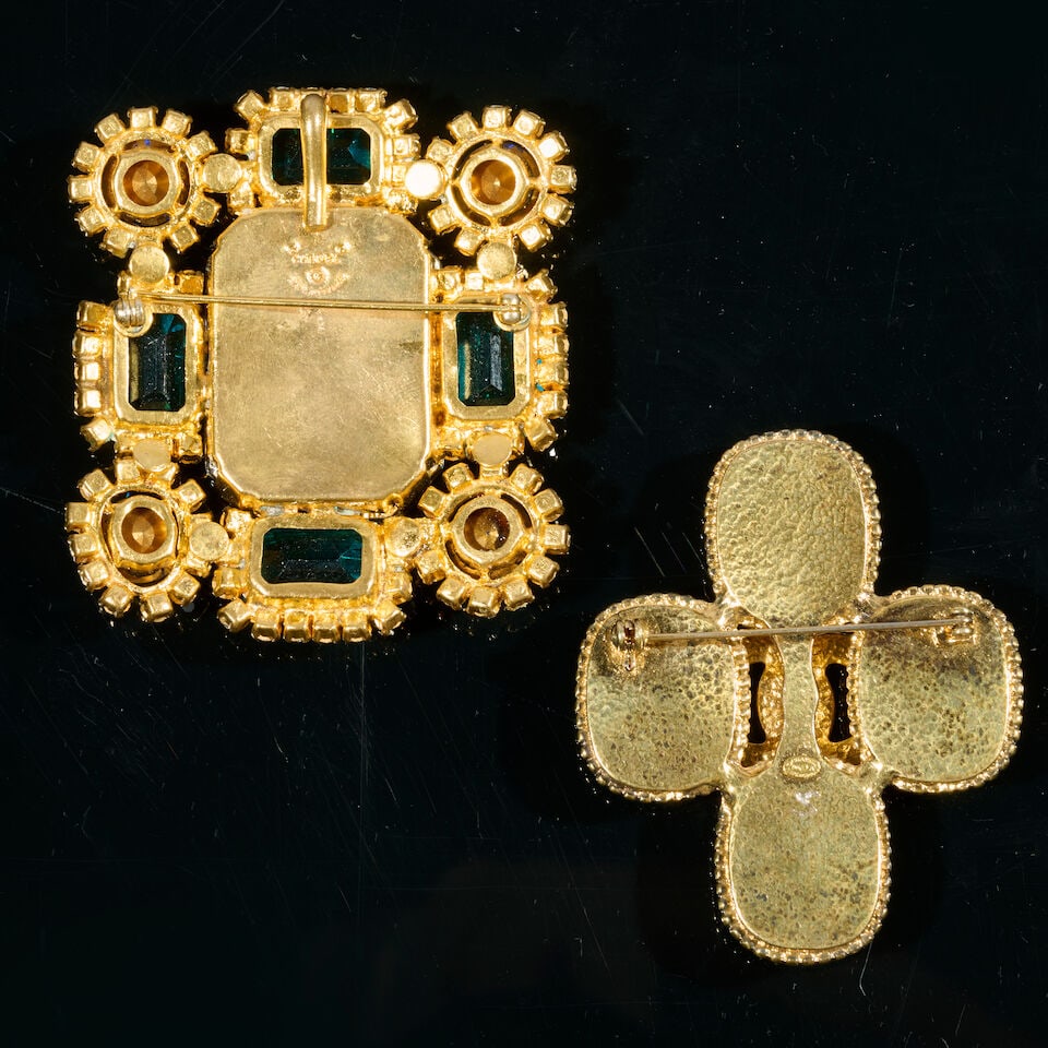 Chanel, années 1990 et Automne/Hiver 1996. Deux broches diverses. Chanel, 1990s and Autumn/... - 2