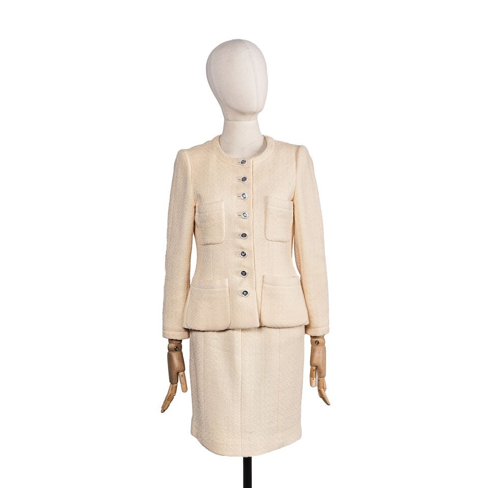 Chanel, collection Prêt à Porter, Croisière 1995. Tailleur jupe en tweed écr...: Chanel, collection Prêt à Porter, Croisière 1995. Tailleur jupe en tweed écru. Chanel, Ready-to-Wear collection, Cruise 1995. Ecru tweed skirt suit. Directeur artistique: Karl