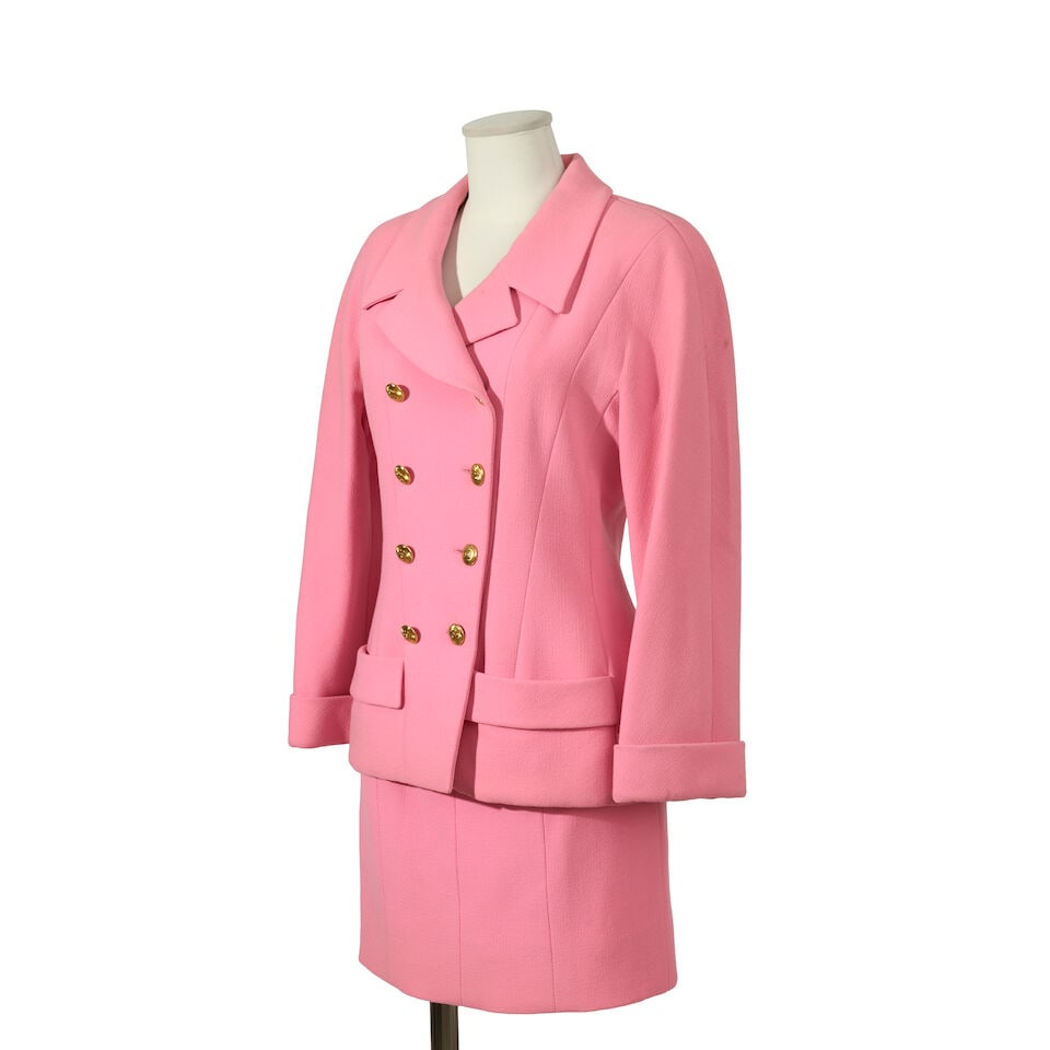 Chanel, collection Prêt à Porter, Printemps/Eté 1991. Tailleur jupe en laine rose... (1 of 2)