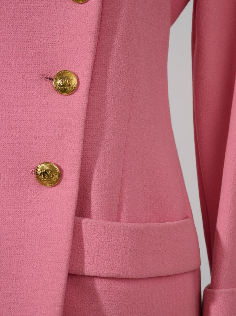 Chanel, collection Prêt à Porter, Printemps/Eté 1991. Tailleur jupe en laine rose... - 2
