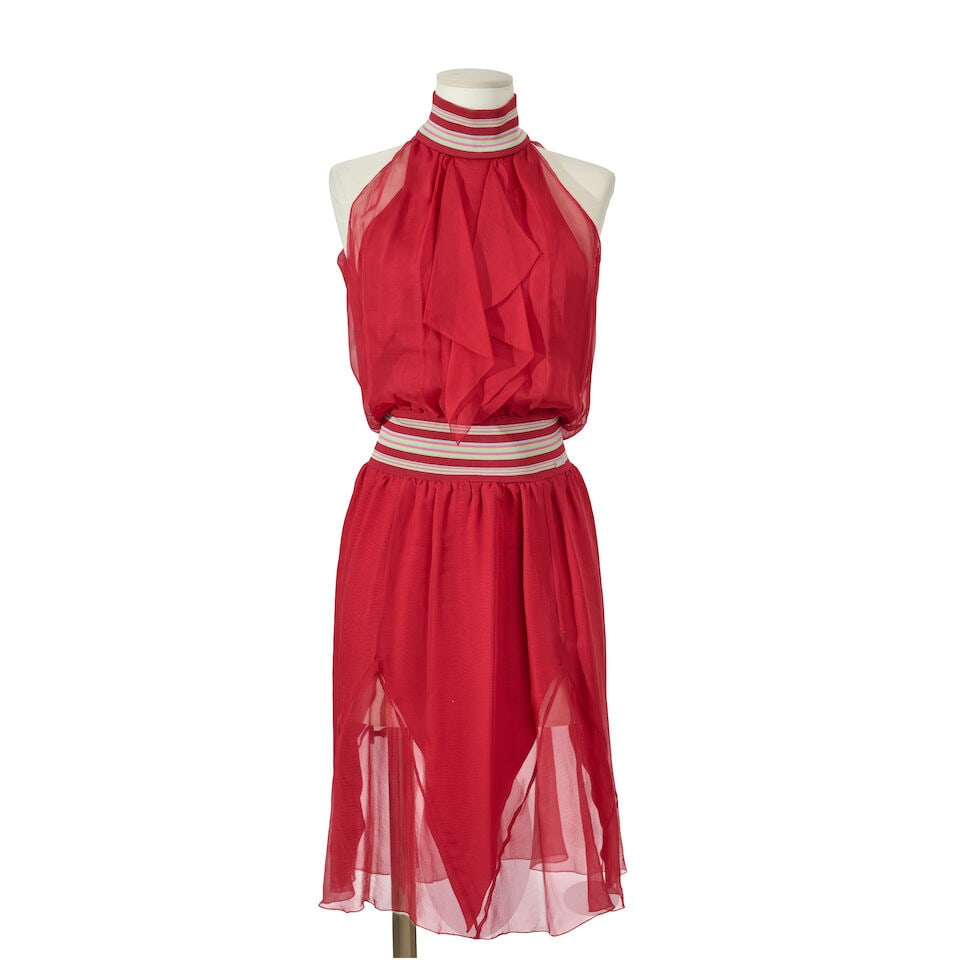 Chanel, collection Prêt à Porter, Printemps/Eté 2001. Robe sans manches en mousse...: Chanel, collection Prêt à Porter, Printemps/Eté 2001. Robe sans manches en mousseline rouge à col montant. Chanel, Ready-to-Wear collection, Spring/Summer 2001. Sleeveless red