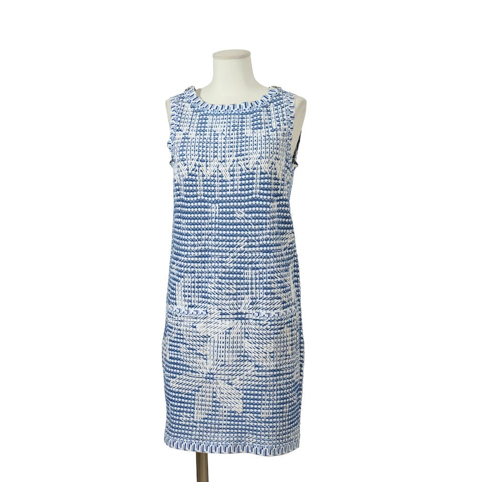 Chanel, collection Prêt à Porter, Croisière 2014. Robe sans manches à rayure...: Chanel, collection Prêt à Porter, Croisière 2014. Robe sans manches à rayures et motif floral blanc et bleu. Chanel, Ready-to-Wear collection, Cruise 2014. Sleeveless dress with