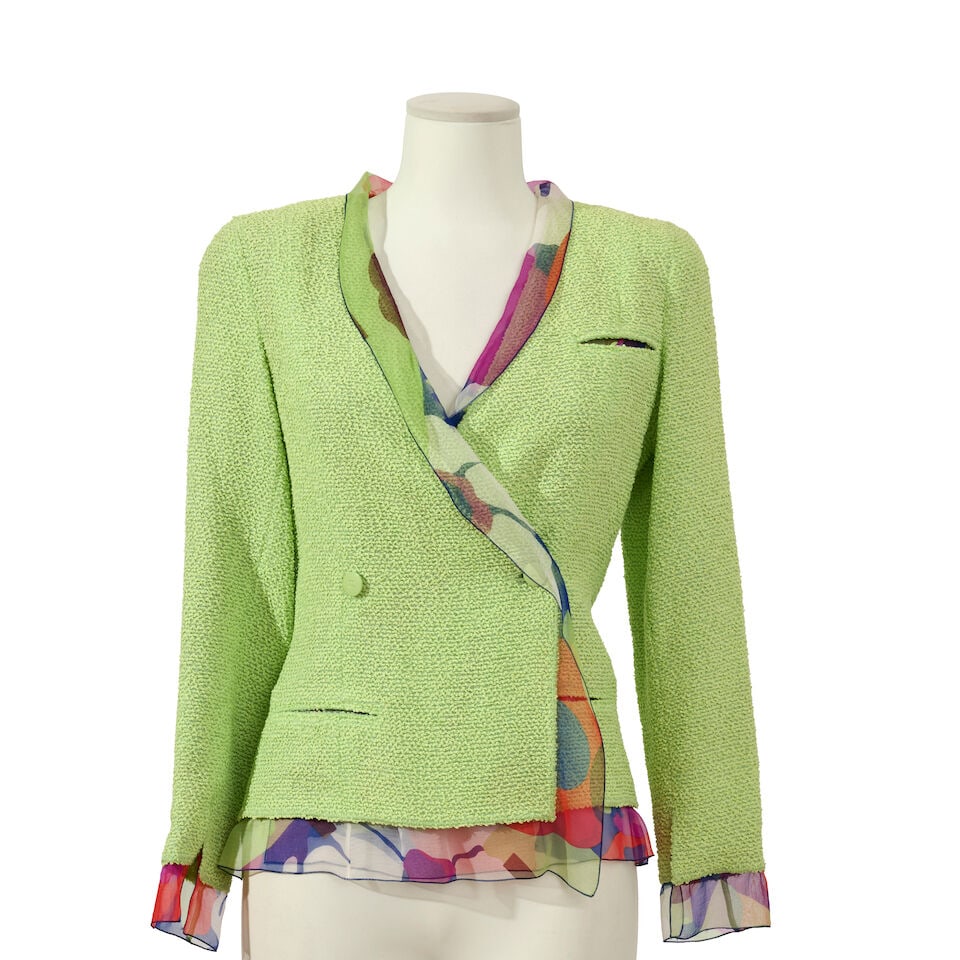 Chanel, collection Prêt à Porter, Printemps/Eté 2000. Veste en tweed vert et mous...: Chanel, collection Prêt à Porter, Printemps/Eté 2000. Veste en tweed vert et mousseline imprimé multicolore. Chanel, Ready-to-Wear collection, Spring/Summer 2000. Jacket in green t