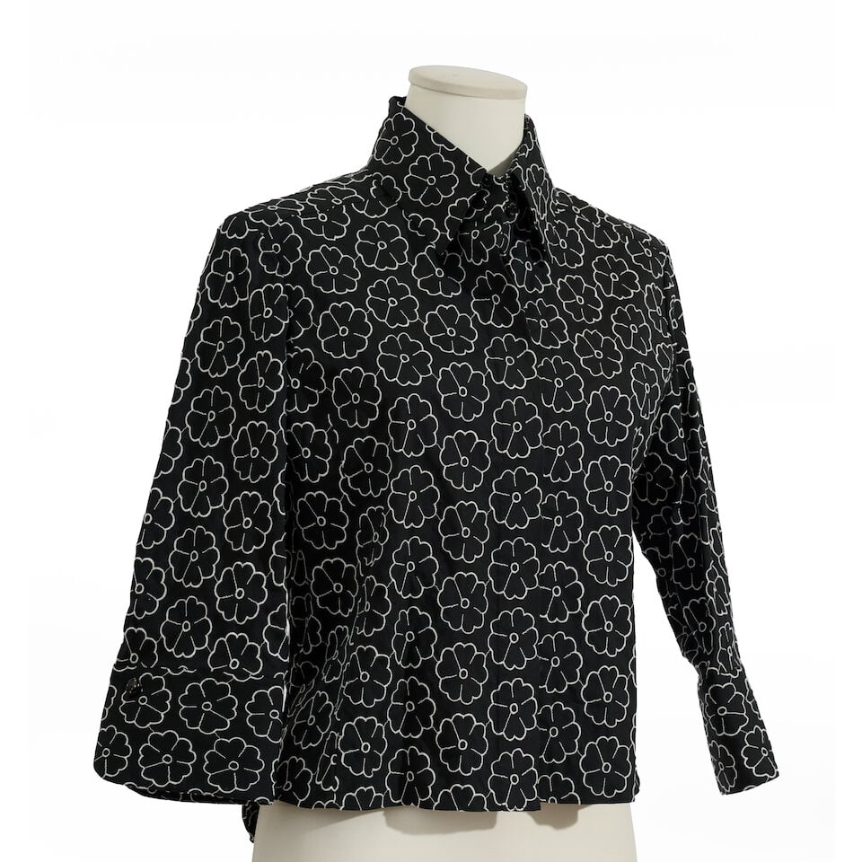 Chanel, collection Prêt-à-Porter, Printemps-Eté 2004. Veste chemise en coton noir... (1 of 2)