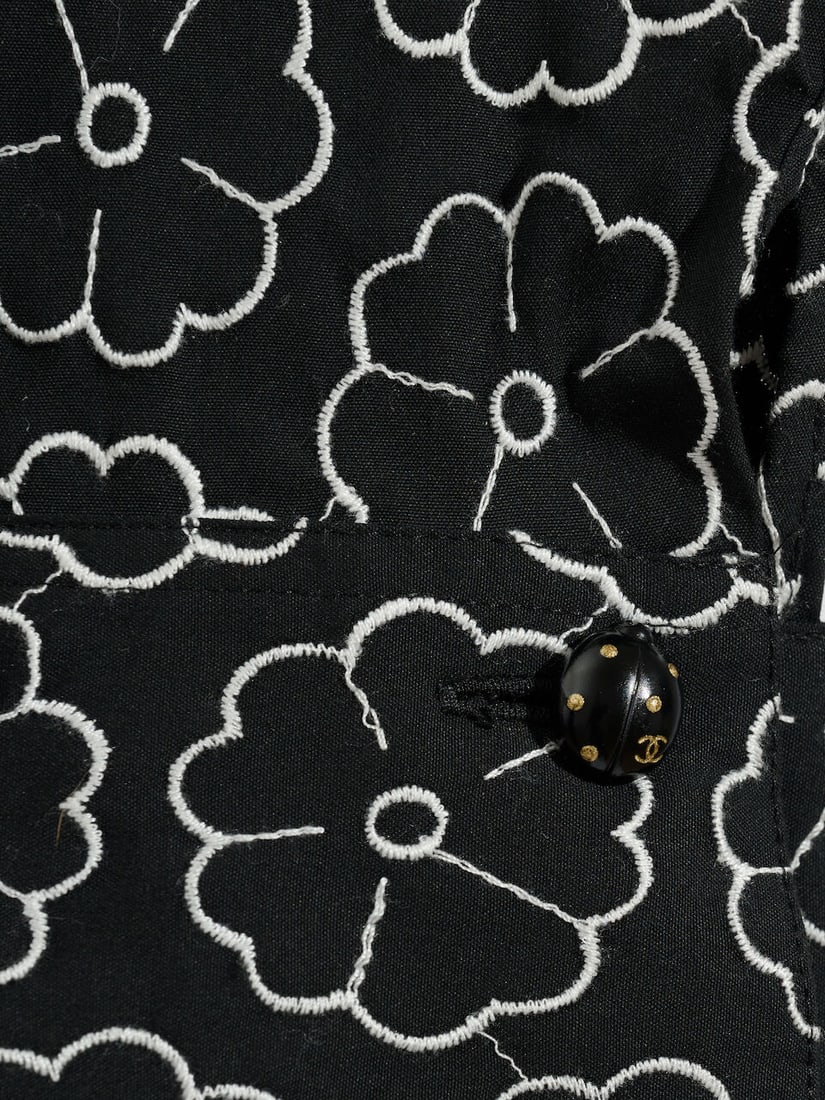 Chanel, collection Prêt-à-Porter, Printemps-Eté 2004. Veste chemise en coton noir... - 2