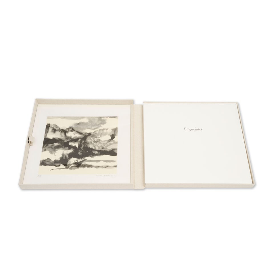 ZAO WOU KI (1920-2013) Empreintes, 2003 Ouvrage de Catherine Zittoun sous couverture papierrempl...: ZAO WOU KI (1920-2013) Empreintes, 2003 Ouvrage de Catherine Zittoun sous couverture papier rempliée comportant un ensemble de six sérigraphies en noir sur vélin BFK Rives (cinq en rega