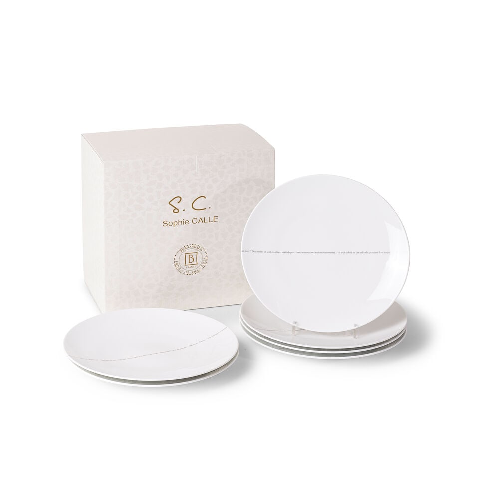 SOPHIE CALLE (NEE EN 1953) Le Porc, 2013 Coffret de six assiettes à dîner en porcelain...: SOPHIE CALLE (NEE EN 1953) Le Porc, 2013 Coffret de six assiettes à dîner en porcelaine blanche avec une ligne de texte en français les traversant Les assiettes une fois disposées,