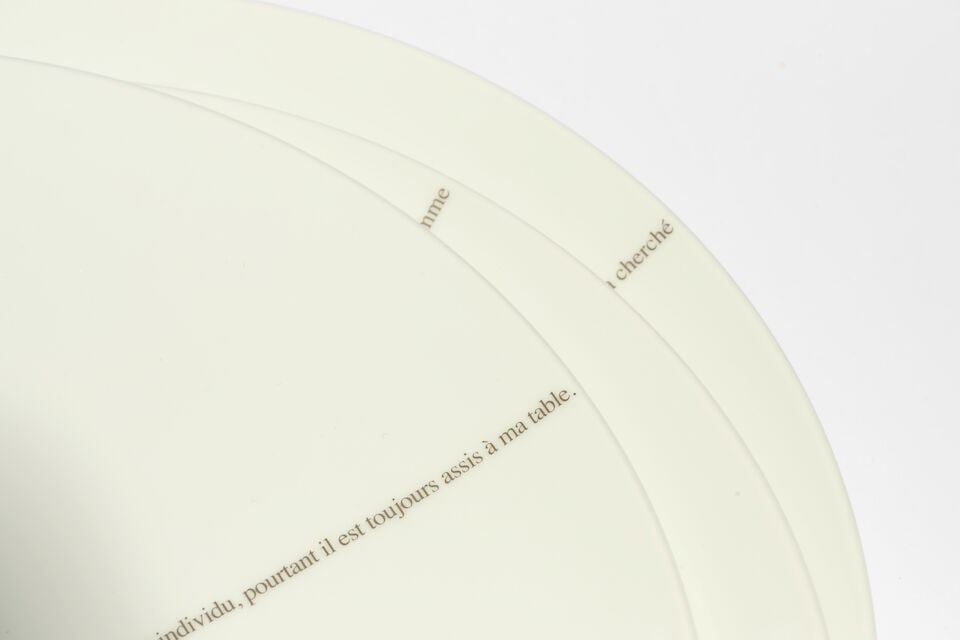 SOPHIE CALLE (NEE EN 1953) Le Porc, 2013 Coffret de six assiettes à dîner en porcelain... - 4