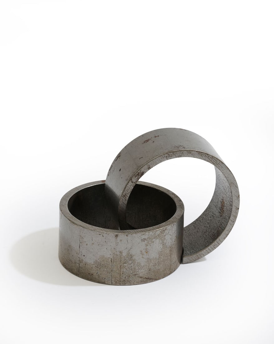 JEAN MAUBOULES (NE EN 1943) Skulptur, 2000 Sculpture composée de deux anneaux en méta...: JEAN MAUBOULES (NE EN 1943) Skulptur, 2000 Sculpture composée de deux anneaux en métal patiné, pouvant être dissociés Signée et numérotée sur le certificat