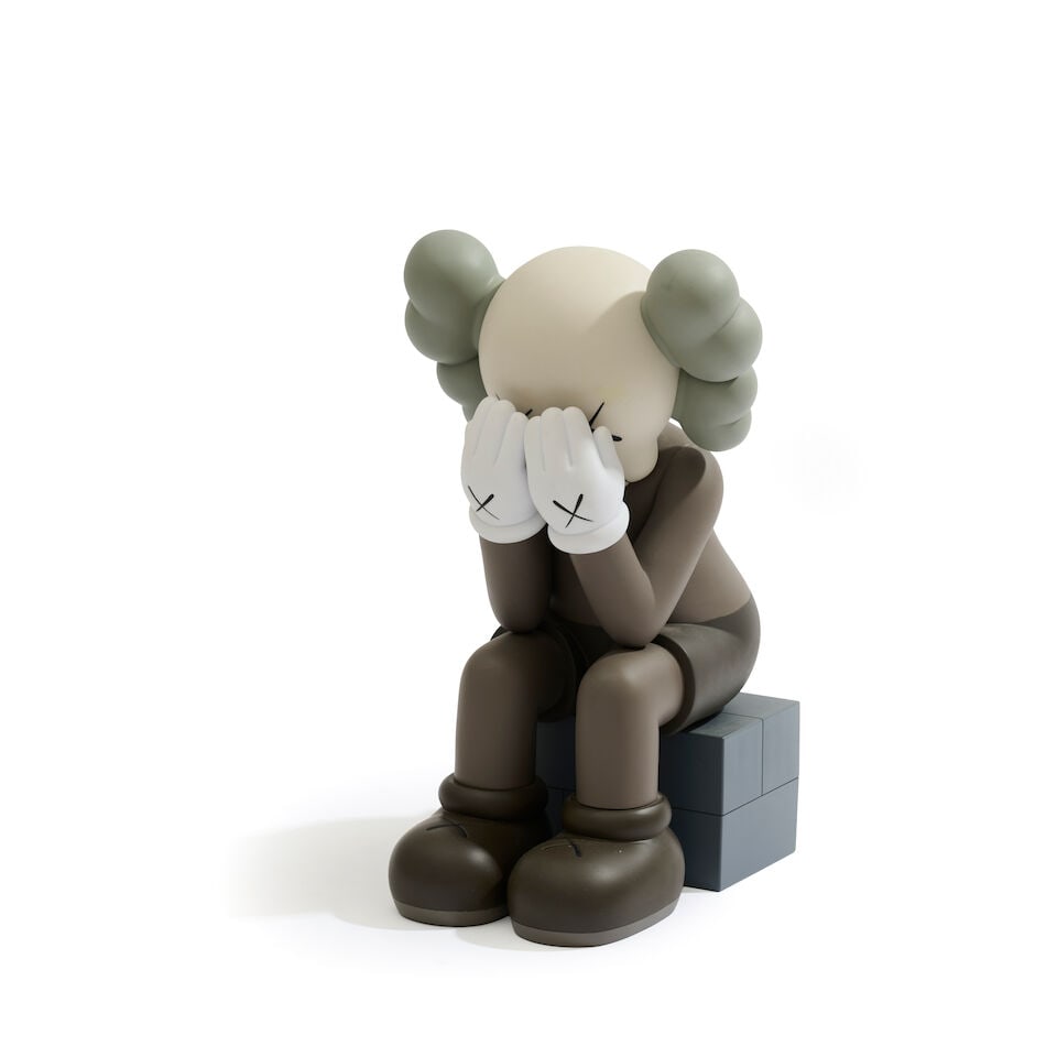 KAWS (NE EN 1984) Companion (Passing Through Brown), 2013 Figurine en vinyleÉdition de 500...: KAWS (NE EN 1984) Companion (Passing Through Brown), 2013 Figurine en vinyle Édition de 500 exemplaires Édition Medicom Toy et OriginalFake, Tokyo Hauteur : 28,5 cm Multiple vinyl paint,