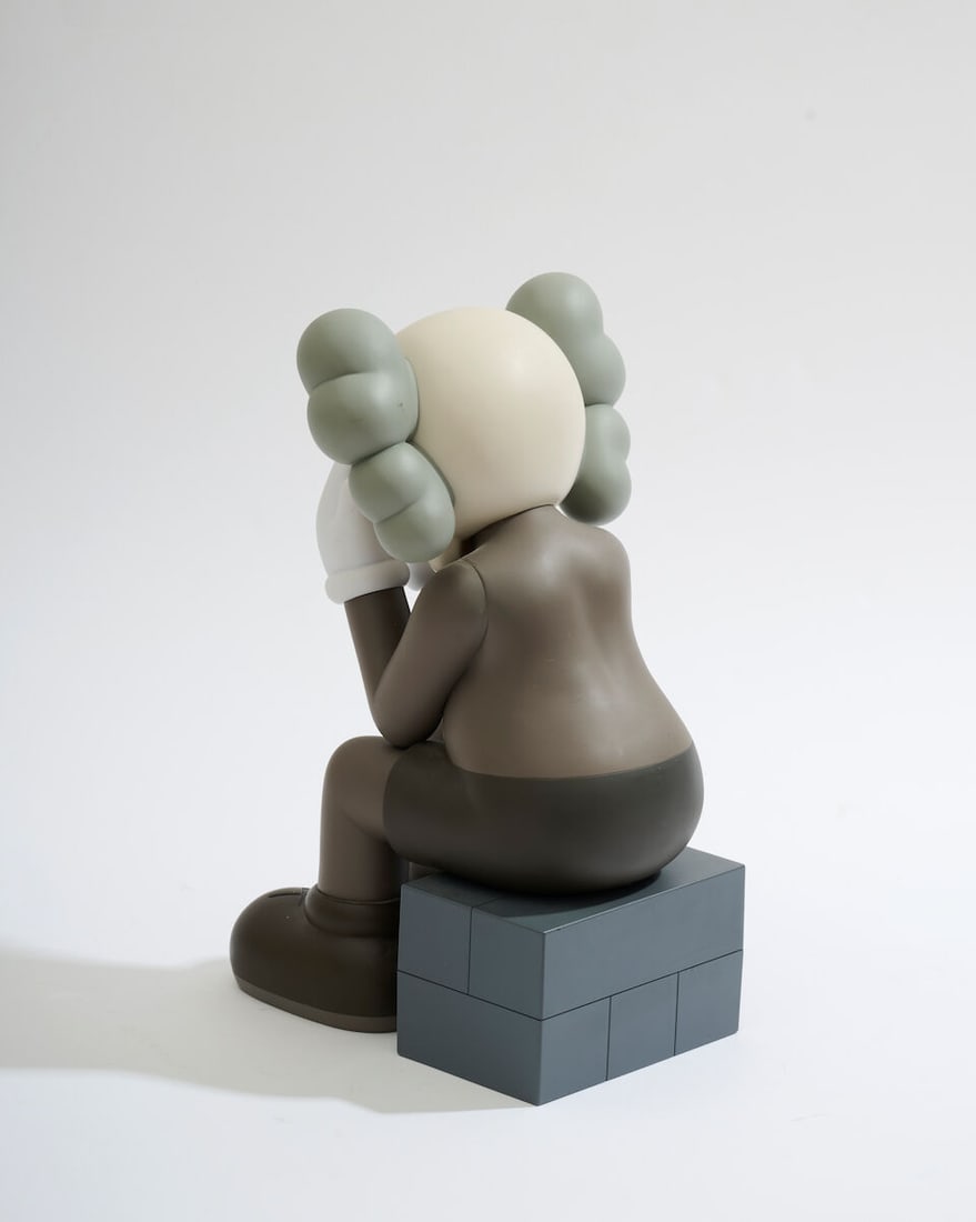 KAWS (NE EN 1984) Companion (Passing Through Brown), 2013 Figurine en vinyleÉdition de 500... - 2