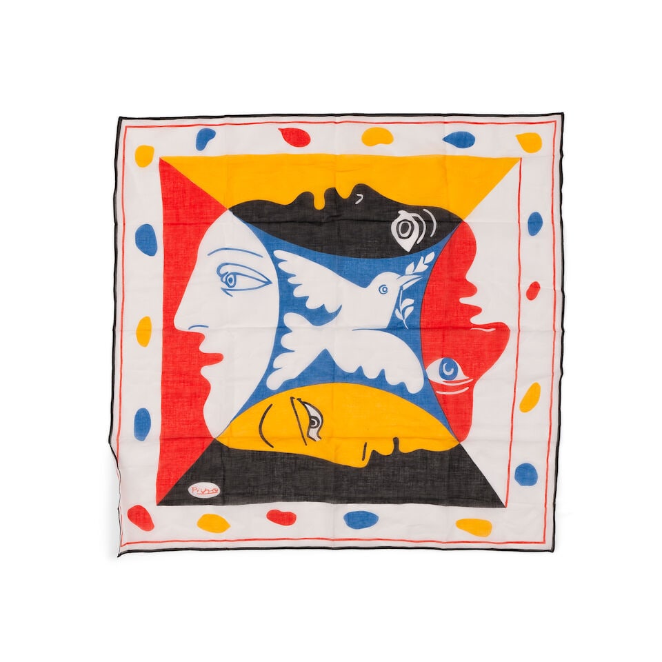 D'APRÈS PABLO PICASSO (1881-1973) Festival Mondial de la Jeunesse et des Etudiants pour la ...: D'APRÈS PABLO PICASSO (1881-1973) Festival Mondial de la Jeunesse et des Etudiants pour la Paix - 1951 Foulard sérigraphié en coton, figurant quatre visages et la colombe de la paix Mod
