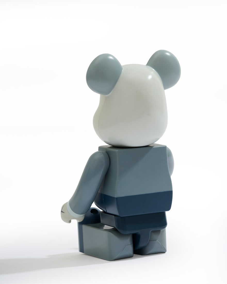 KAWS (NE EN 1984) Companion Bearbrick 400% (Grey/Blue), 2006 Figurine en vinyle peintEmpreinte a... - 2